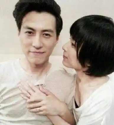 靳东:与离过婚的江珊在一起5年,为何又转身娶了二婚的李佳?