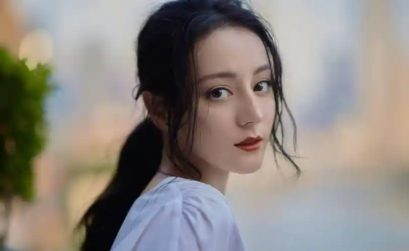 迪丽热巴原来这么牛,16岁登上语文课本,12年过去她变化太大_长相_美貌