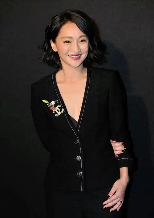 如果想要显得清爽一些,可以考虑一下周迅这种短发的造型,真的很温柔