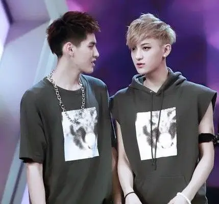 图黄子韬吴亦凡接吻事件曝光两人近况引关注