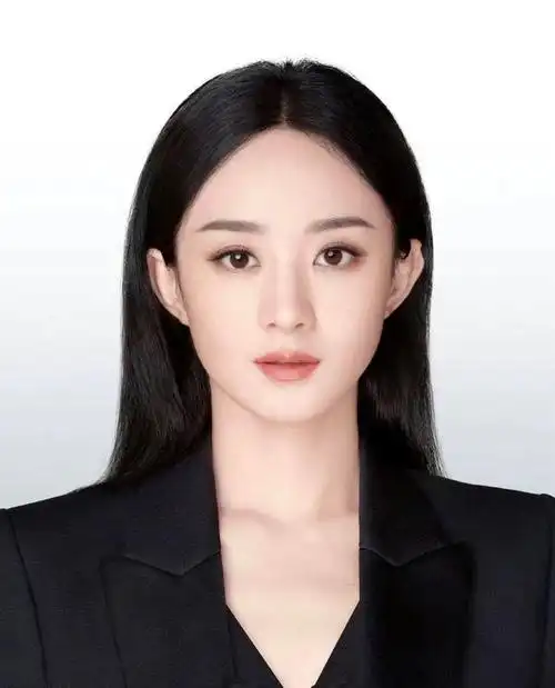 明星证件照曝光!赵丽颖穿黑西装太有dior范,换校园风更时尚开挂