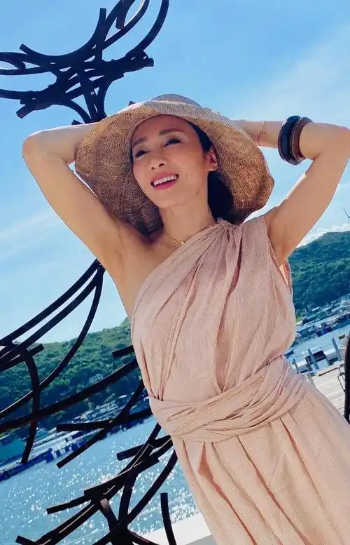 黎姿才是真女神穿斜领口气质裙秀出完美身材配宽腰带更显时尚