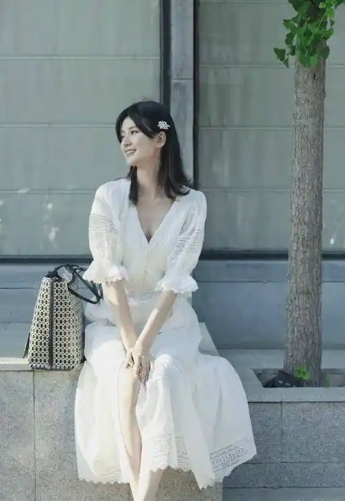 乔欣现身机场又换名牌包,露超细"蚂蚁腰"体重不过80斤_牛仔裤_上衣