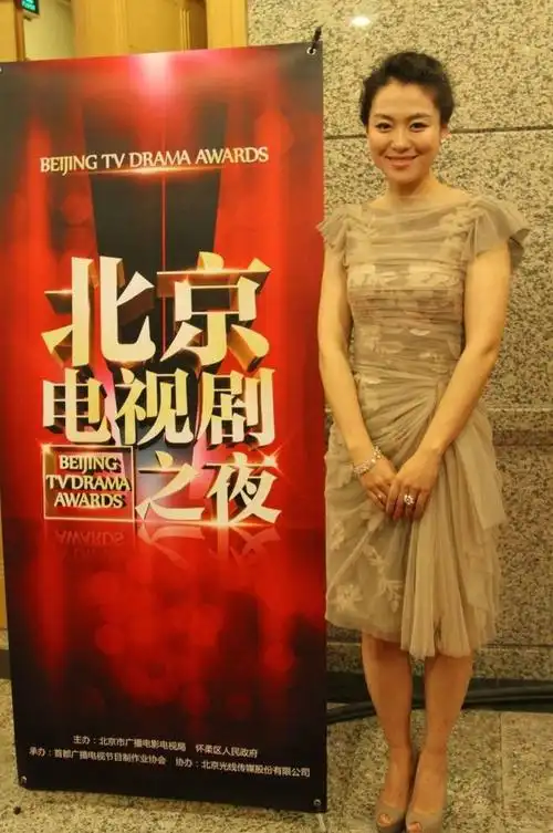 沈傲君晒近照膀大腰粗状态真实如大妈但脸却没差别更富态了