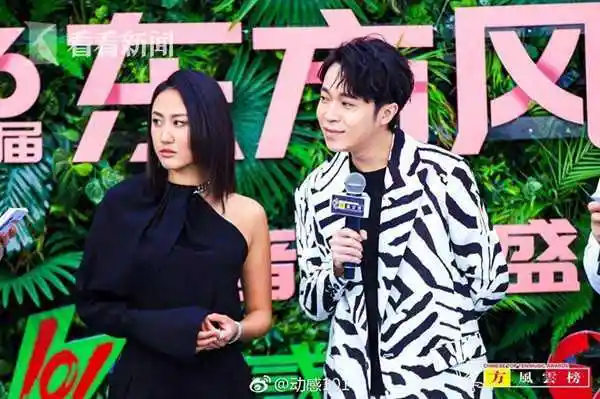 吴青峰陈粒携手亮相东方风云榜 全程互相调侃
