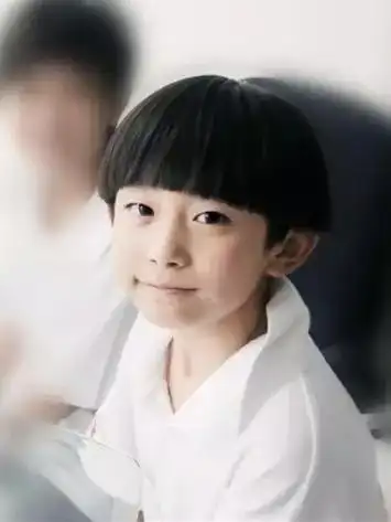 小小一只的小时候的烊烊,西瓜头很适合他有木