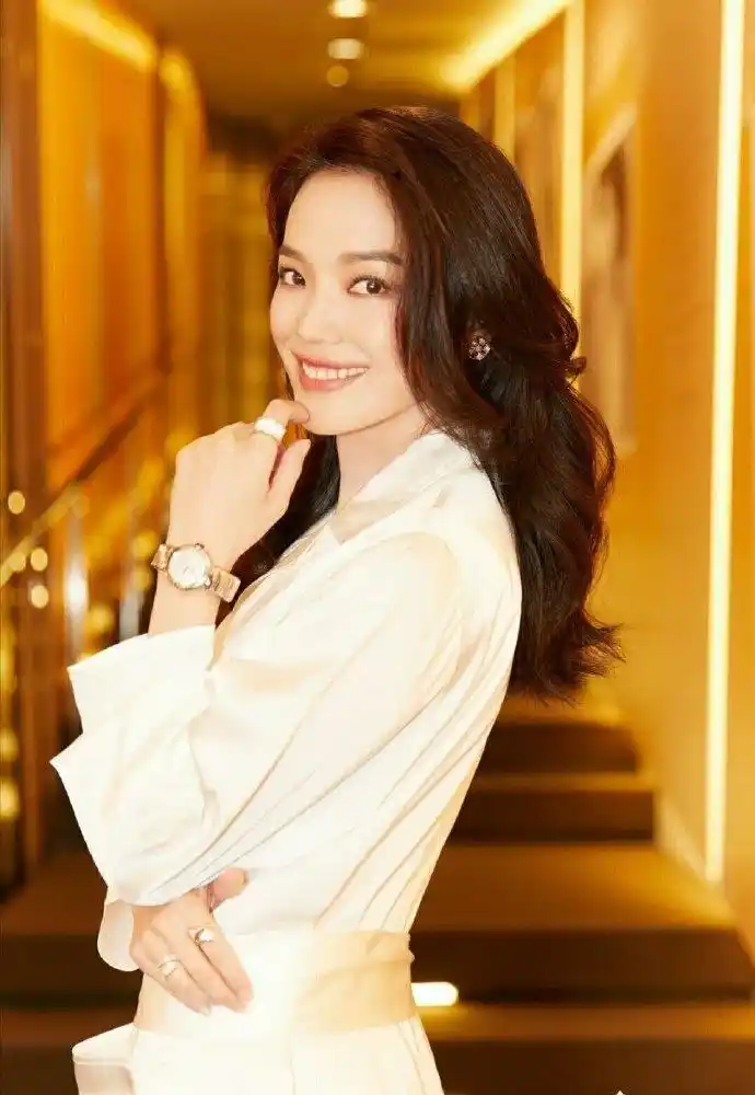 舒淇荧光橙造型#《时尚芭莎》八月下刊,先行释出网络版封面,舒淇疑眄