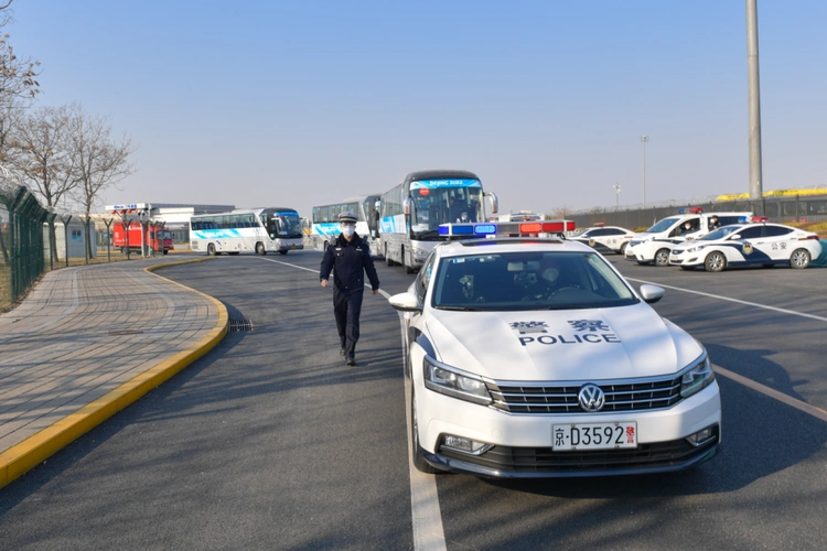 北京冬奥车队开道警车里有群醒目的隐形人