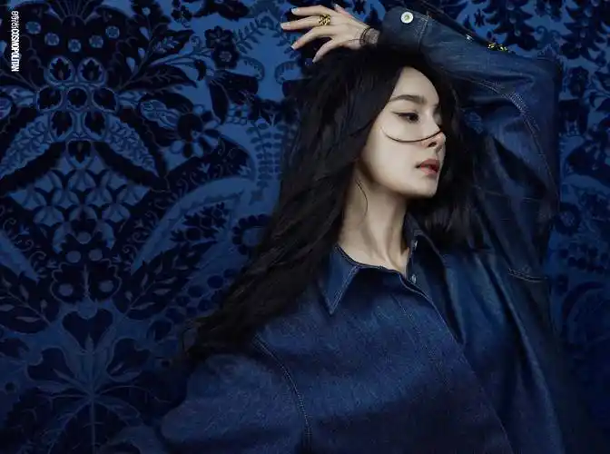 杨幂登时尚cosmo十二月封面,袒露香肩演绎古堡名伶,太美了_风格_裙子