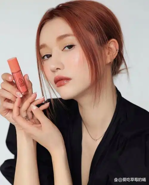 nanda公司首席御用模特sora的穿搭和妆容