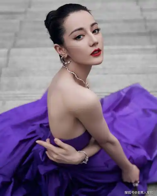 迪丽热巴蝴蝶骨好明显,高挽发髻,一袭紫色抹胸礼服裙贵气迷人_造型