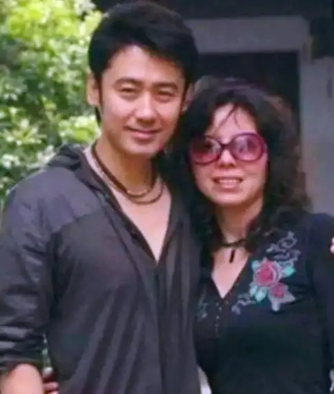 现实生活中的吴秀波早已结婚,妻子何震亚在吴秀波还没红的时候就一直