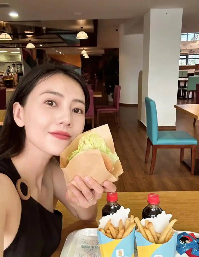 高圆圆近期游玩自拍,没有一丝岁月痕迹,女神不愧是女神