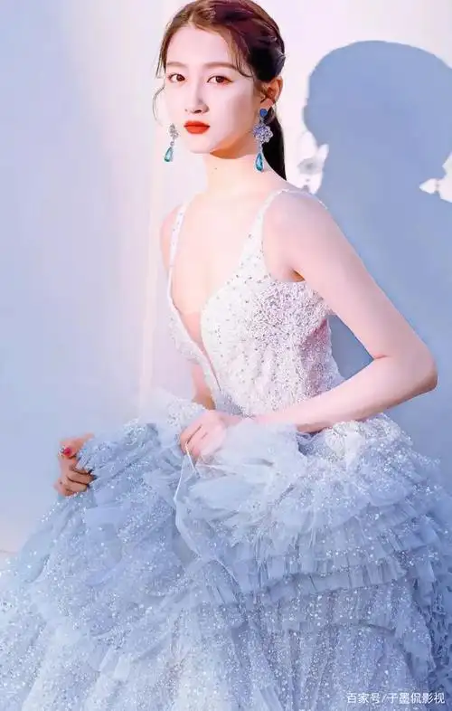 关晓彤,身着白衣连衣裙,美丽动人,魅力无限