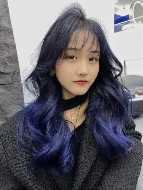 超好看的^^~黑蓝色的头发,非常有feel,拍照也非常好看.