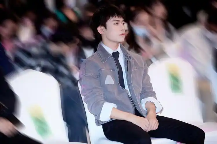 星动最娱乐 2小时前 我要分享 2020年11月14日讯,易烊千玺参加电影