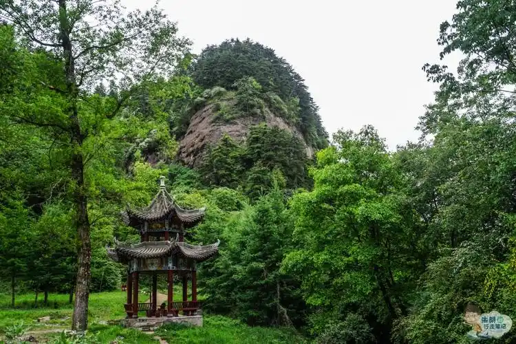 境幽,因内有大山,二台,皇洞,老君等九峰环峙,状如莲花而又名"莲峰山"