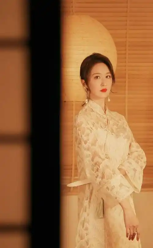 张雯古典美写真_卷发_一身_时尚