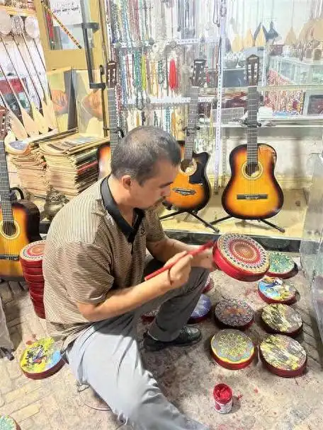 古城商户正在制作手鼓.人民日报记者 张义钊摄