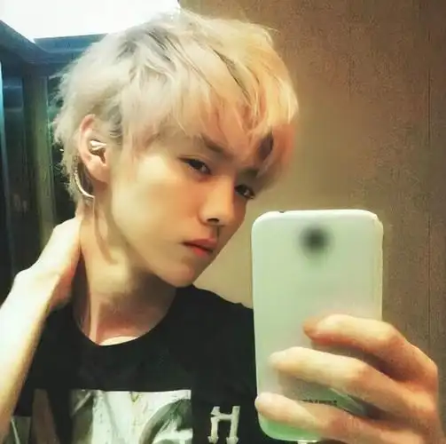 鹿晗早期旧照流出,看清无精修时的颜值,有无动过刀很显然!