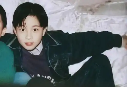 比如胡歌,华晨宇,蔡徐坤,陈立农,范丞丞,江疏影等同年照片引大家热议