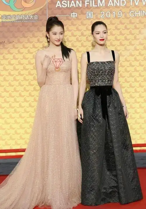 钟楚曦和关晓彤同框,即使身高矮了点,但也完全不输气质|礼服|长裙|深v