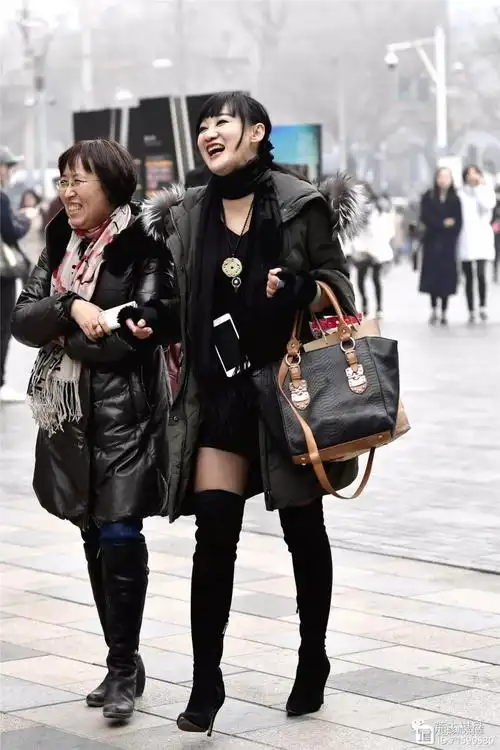 黑色过膝长靴,搭配黑色丝袜,这样冬装穿出气质