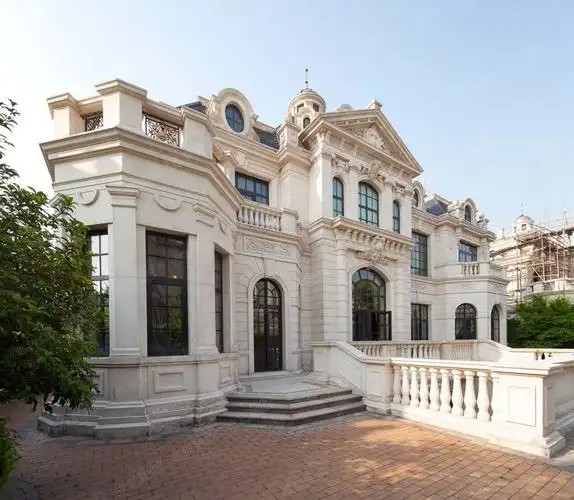 地处宝山美兰湖,远洋丽兹堡由32栋纯独栋别墅组成总占地4.