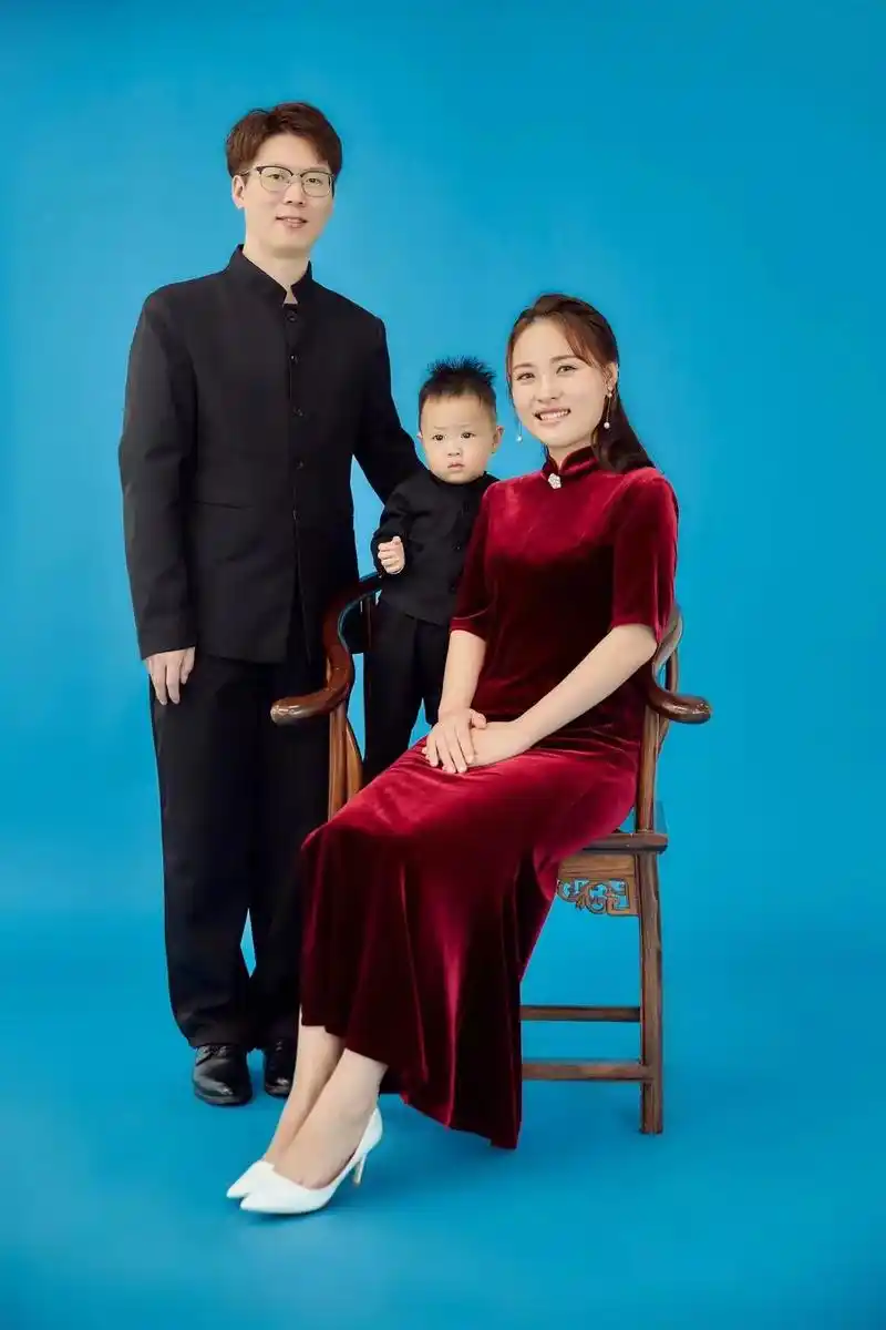 亲们下午好,这是我儿子他家三口人的全家福照片,我看到儿子和儿 - 抖