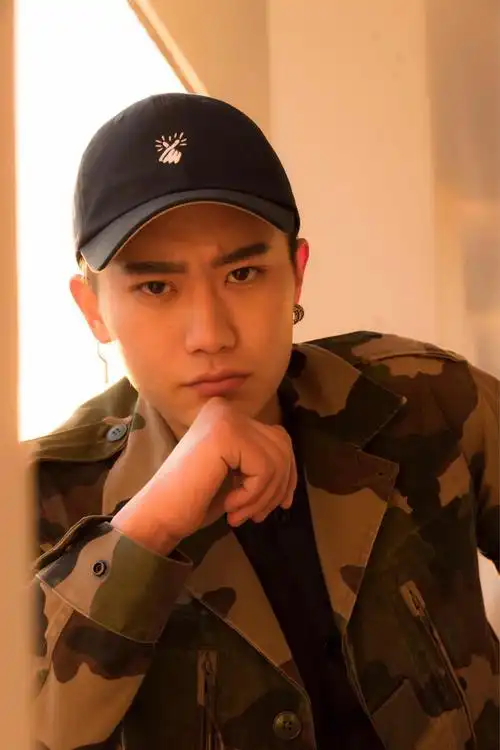 痞帅痞帅的男生