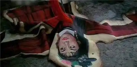 清朝著名"女鬼图",放大10倍看她在做什么?网友:让人感到不适