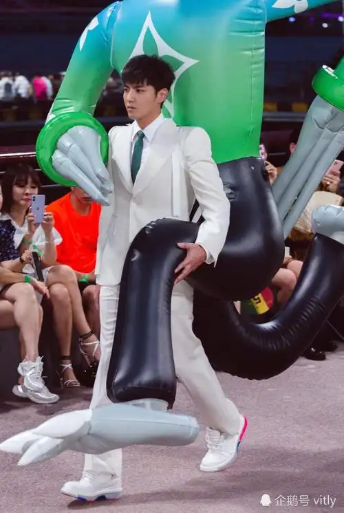 lv 2021春夏男装秀～吴亦凡背两米高玩偶走秀 - 2021男装走秀 - 实验