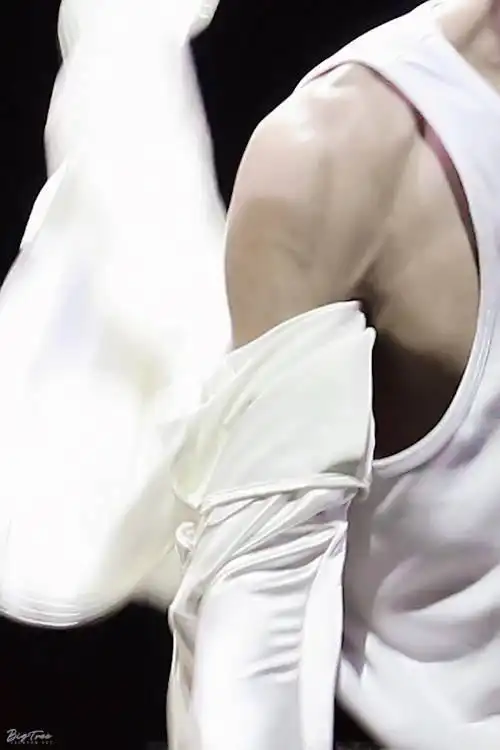 易烊千玺肌肉照合集,硬汉养成魅力无限