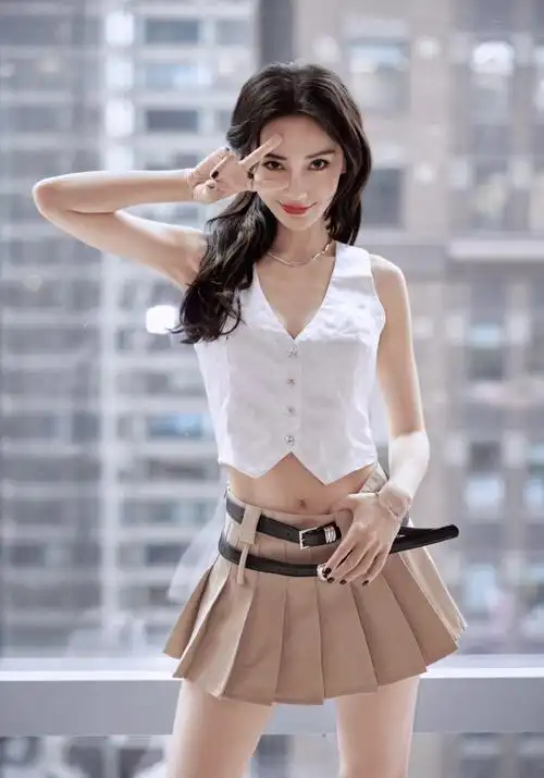 组图:angelababy窗边随拍大片释出 马甲搭百褶裙秀纤腰美腿