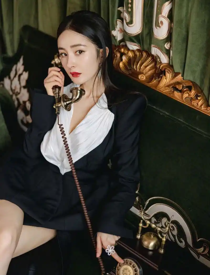 杨幂职业装写真.#女明星# #娱圈新动向# #美女