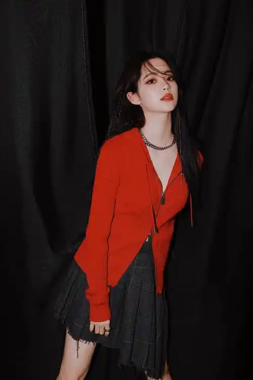 欧阳娜娜摇滚风造型酷飒 吉他在手显音乐少女本色