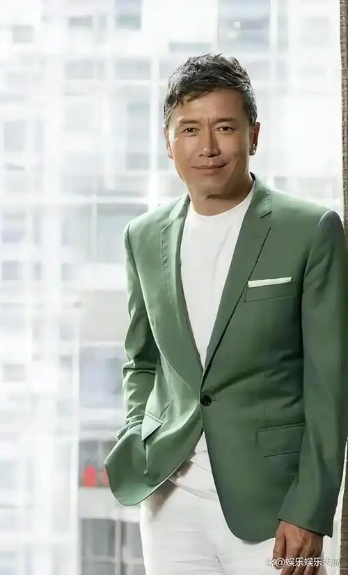 近日,苗侨伟和戚美珍的一组照片在网络上曝光,引发了众多网友的关注和