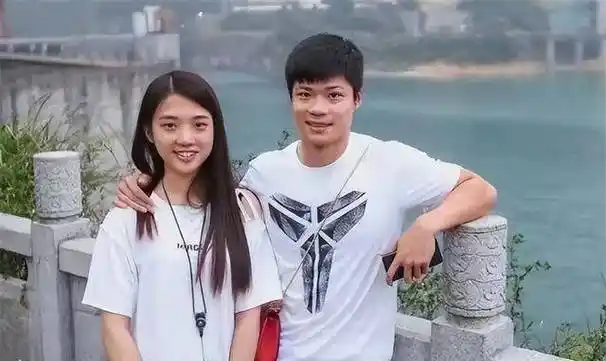 飞人苏炳添近况:为妻子庆生拍2人合体照,32岁娇妻靓丽如大学生