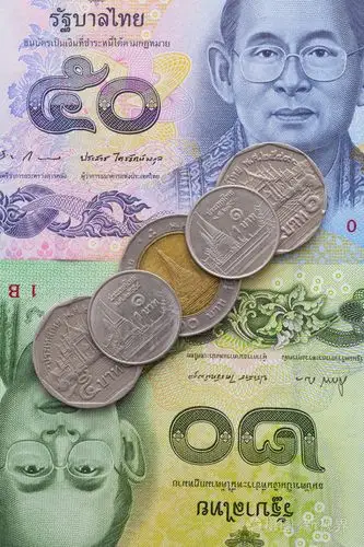 纸币和硬币的泰国泰铢