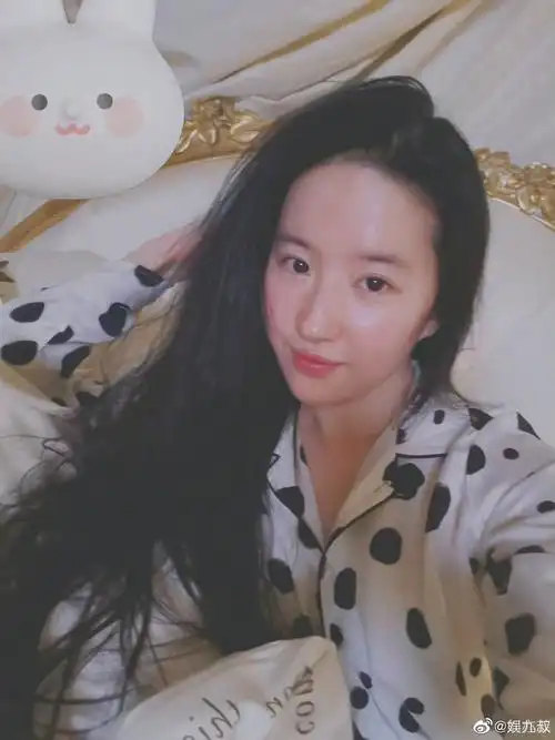 刘亦菲新鲜自拍照素颜状态真的很好啊