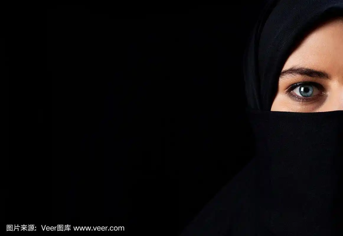 戴着黑色面纱的阿拉伯妇女