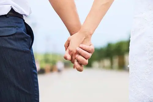 牵手的甜蜜爱人高清摄影图片