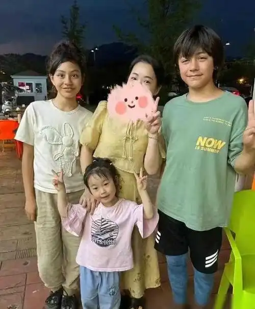 在这个喧嚣的娱乐圈中,刘烨一家用他们的实际行动诠释着家庭的重要性