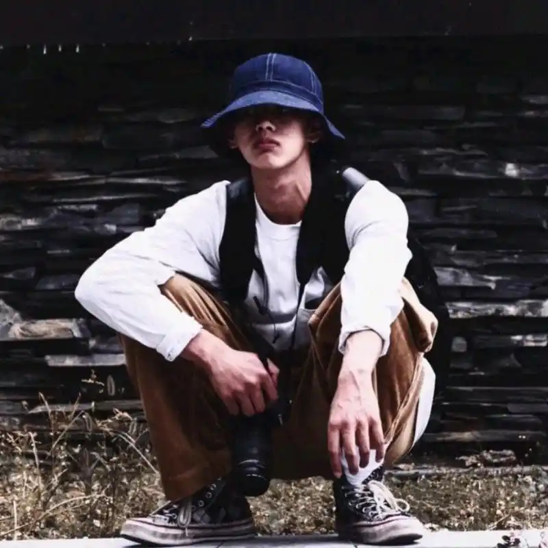 冷淡风简单干净个性小众男生头像 无 水  印  图  微波:    头 像 集