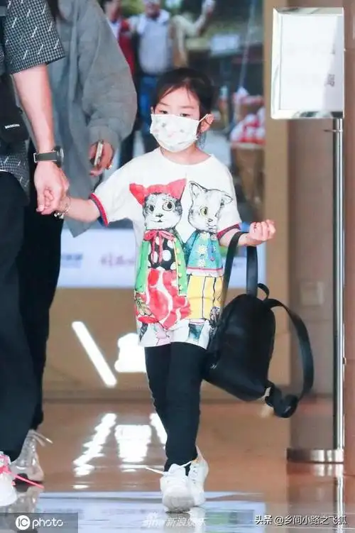 李承铉带千金吃海鲜大餐 lucky长大很多更像戚薇