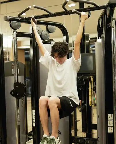 王俊凯晒健身照阳光十足身材修长昔日少年已成帅气大男孩