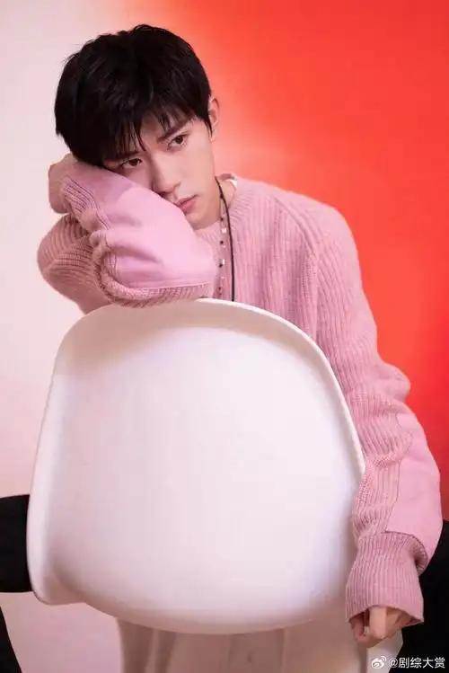 易烊千玺23岁生日照来啦又长大了一岁