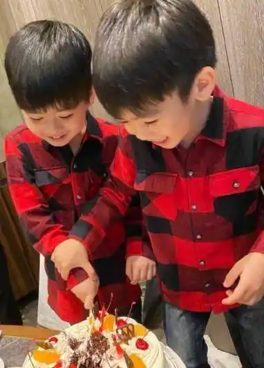 林志颖双胞胎儿子5岁生日,kimi不抢风头,两个弟弟切蛋糕超开心_哥哥