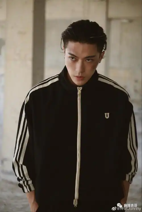 被称为鼓浪屿小栗旬,也有一点点像周一围,和cos圈比较出名的卡琳娜是