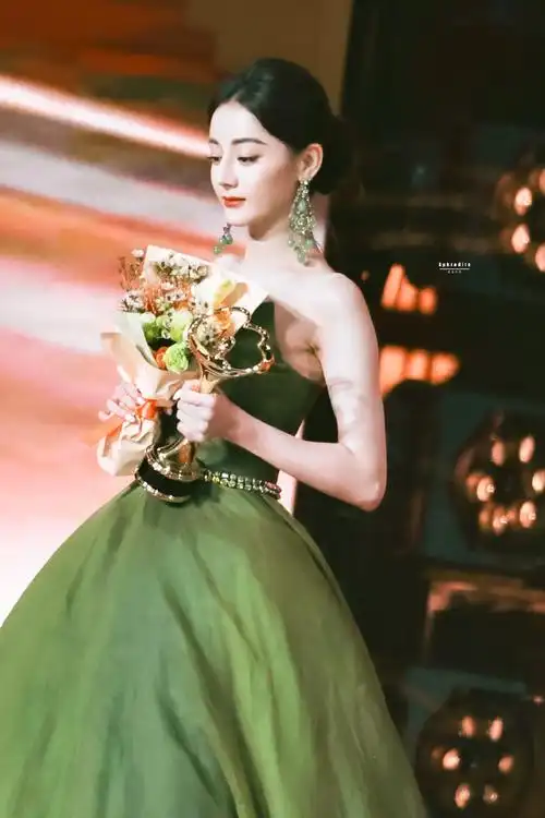 13微博之夜公主的美貌放送结束96@dear-迪丽热巴#迪丽热巴来了